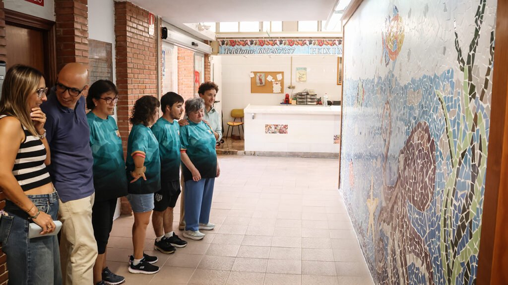 El talento de El Molí llena de cerámica el Mercat Municipal de Onda con dos grandes murales de trencadís